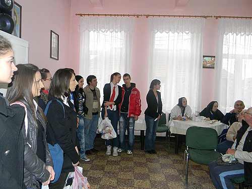 Foto elevi Colegiul Mihai Eminescu Baia Mare la azilul de batrani